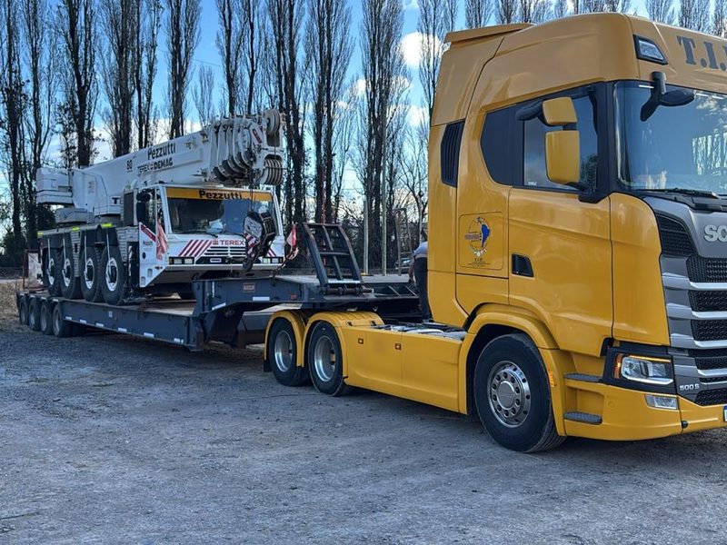 Scania de T.I.P. trasladando la grúa de 80 toneladas sobre carretón