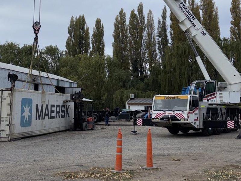 Grúa Terex Demag izando un contenedor