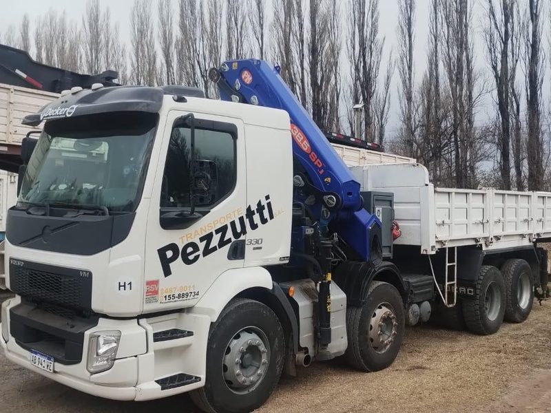 Camión Volvo con hidrogrúa de Transporte Pezzutti