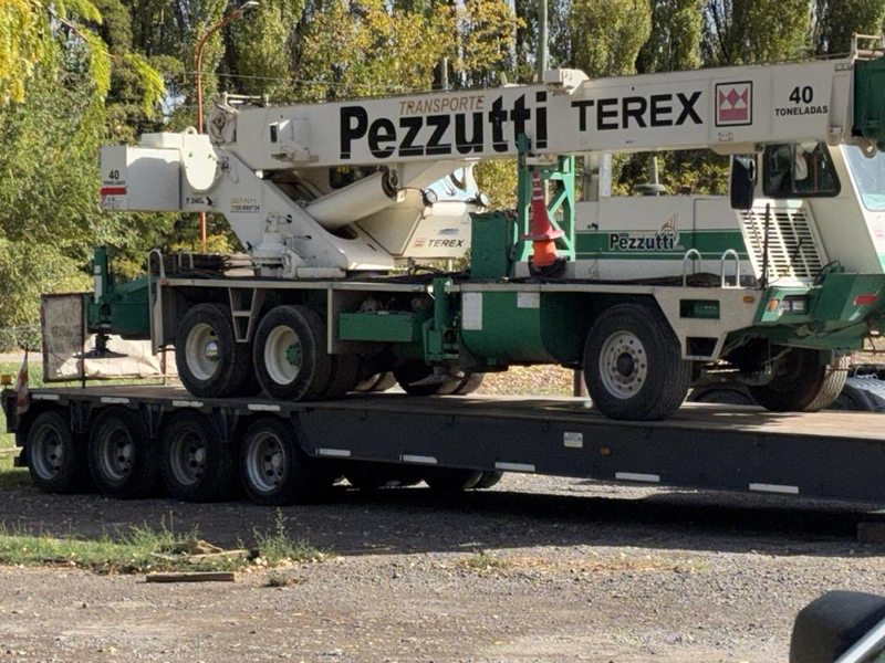 Grúa Terex de 40 toneladas cargada sobre carretón